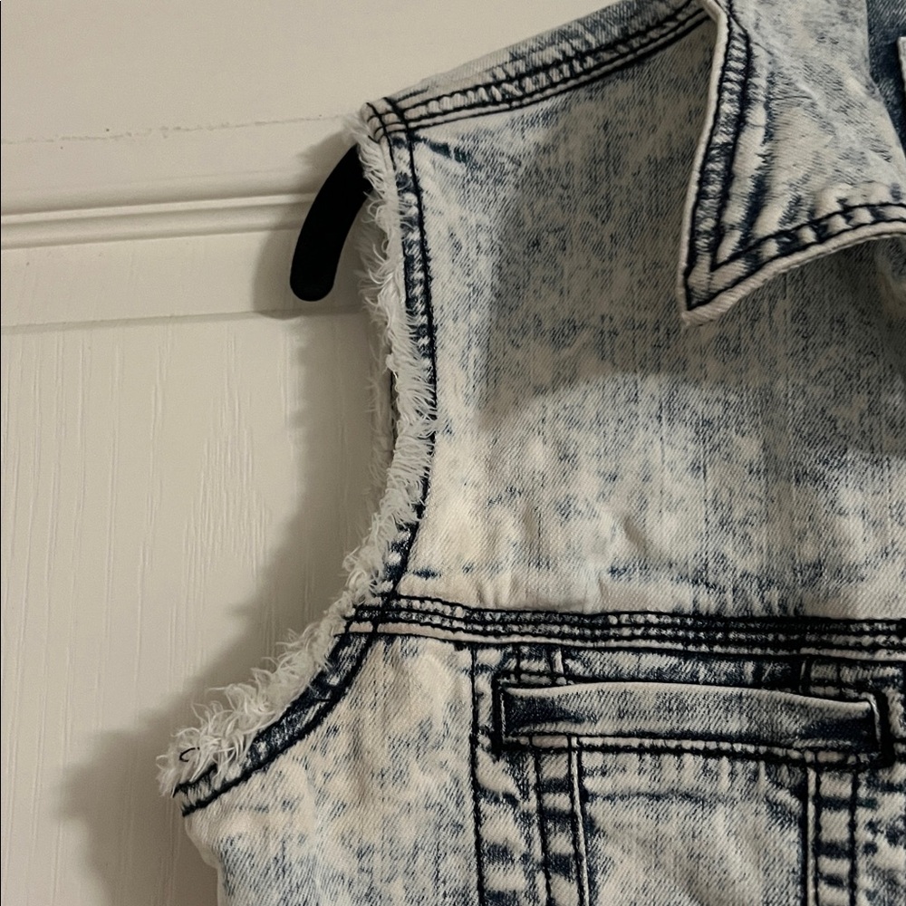 Buffalo David Bitton 1973 acid wash jeans vest. Has stretch and adjustable back - Picture 4 of 10